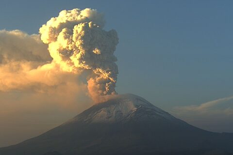 A nivel mundial 49 volcanes están en erupción continua, incluido el Popocatépetl